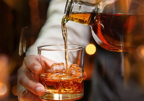 aperitivo de licor siendo servido en un vaso.